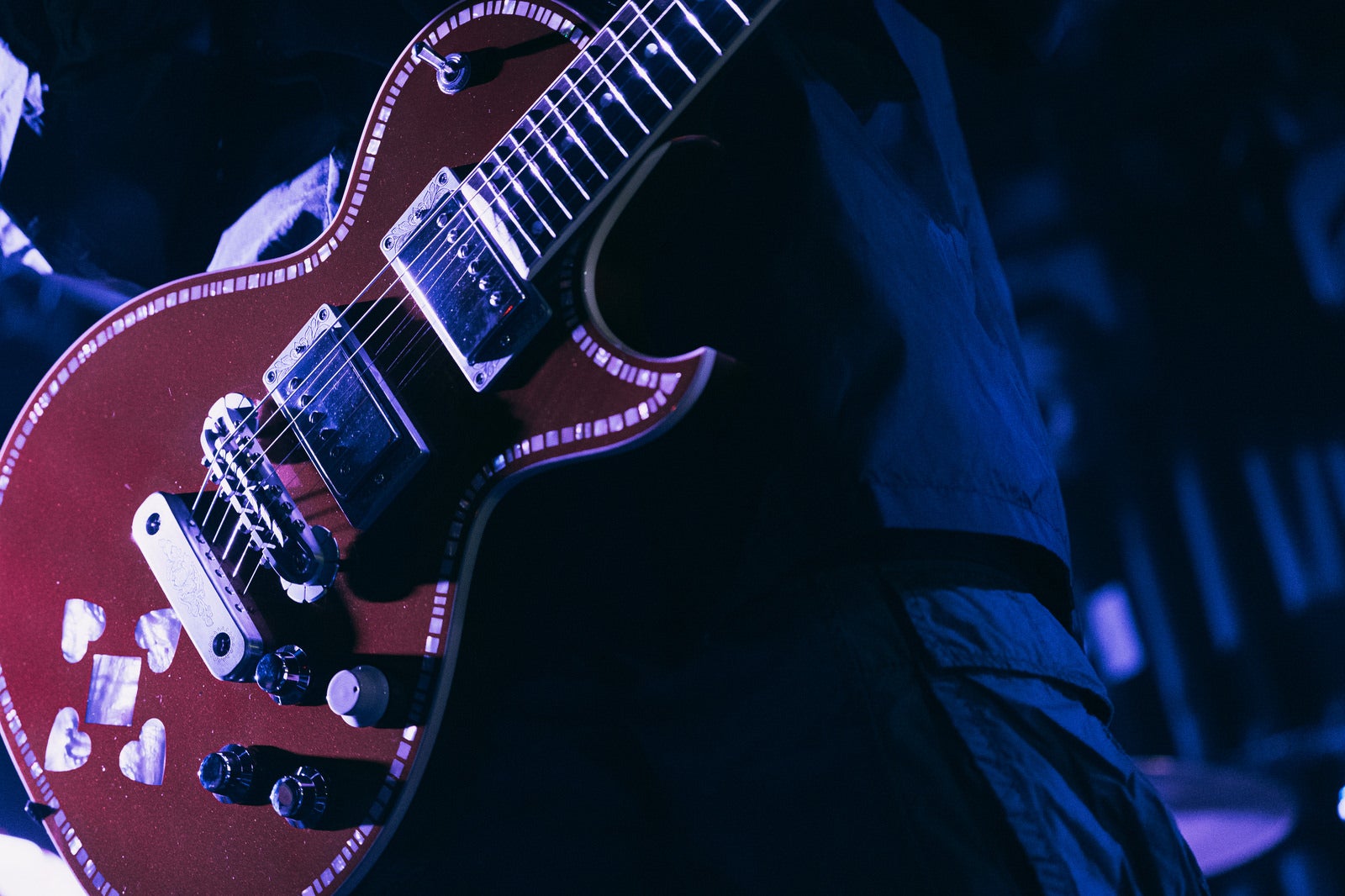 「ステージの照明が当たったギター」の写真