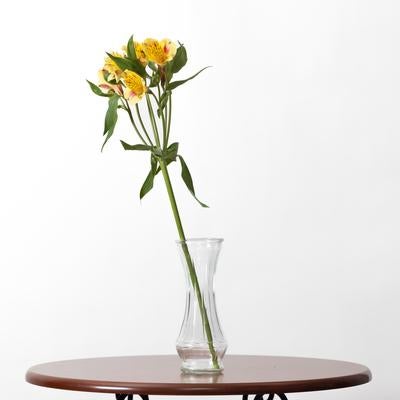 テーブルの上の花瓶と生花の写真
