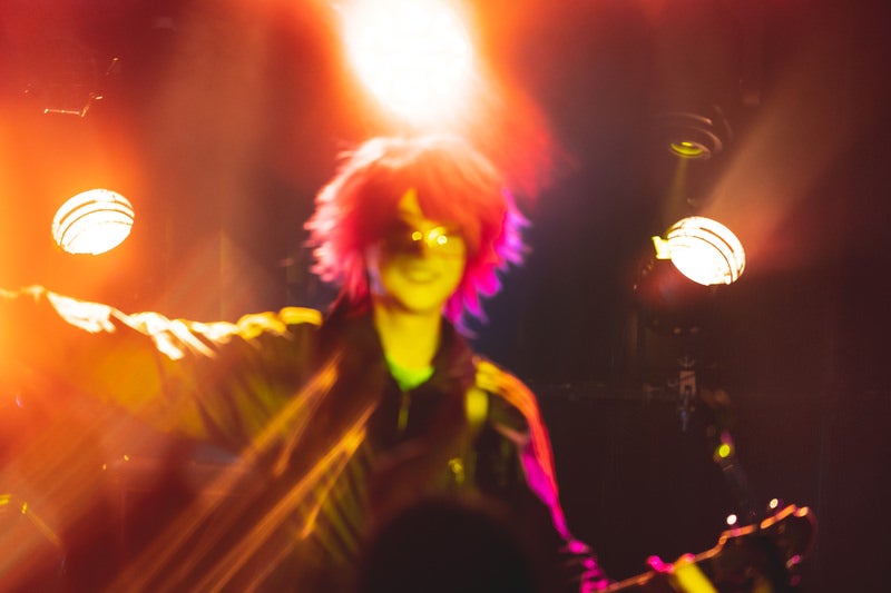 ライブステージのメインボーカルと照明の写真