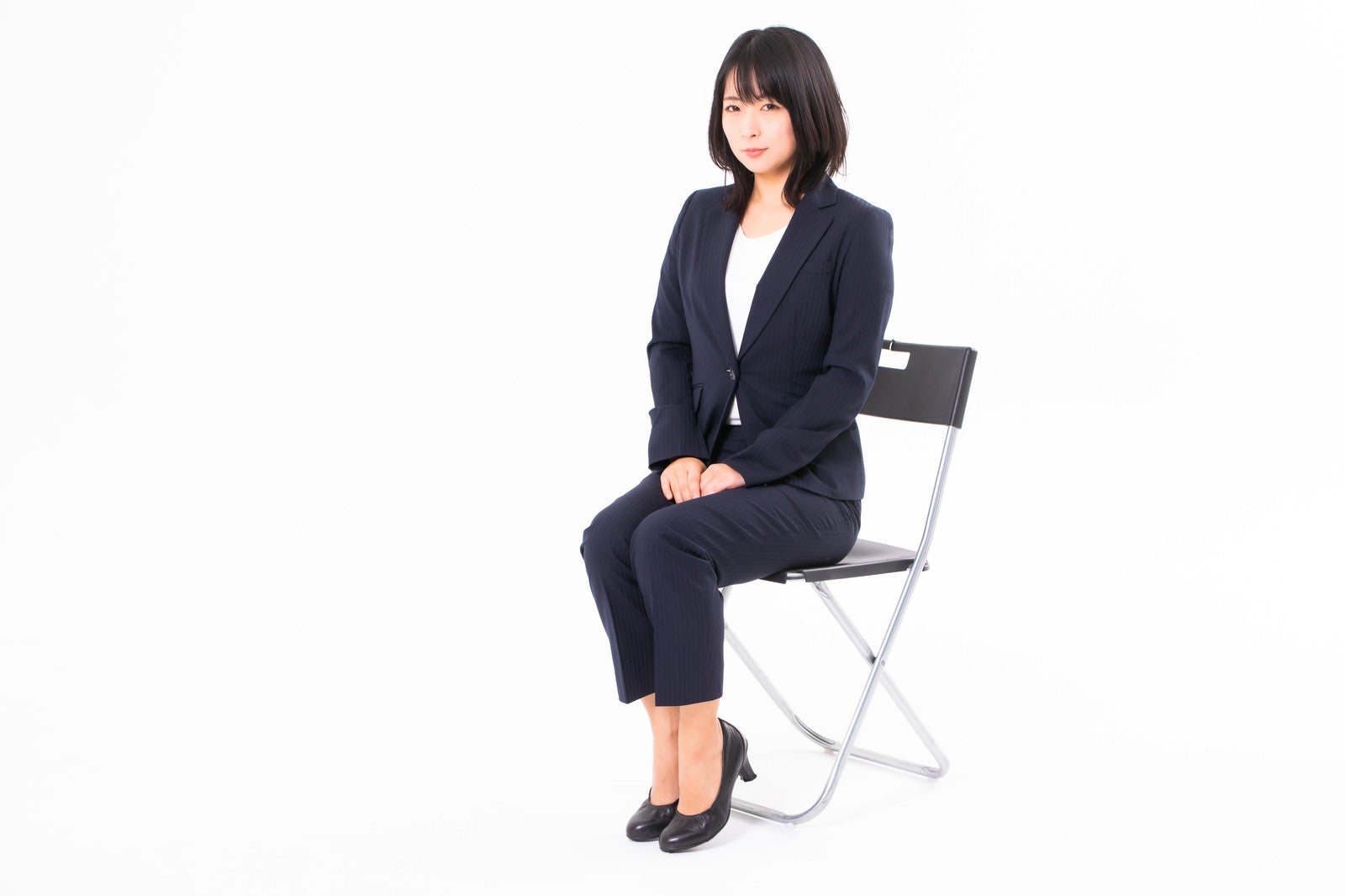 「椅子に座る受付の女性会社員」の写真［モデル：にゃるる］