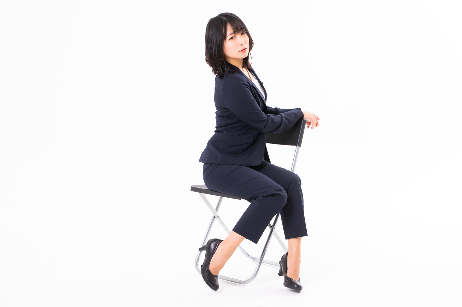 「椅子に腰かけてひと休みする女性社員」の写真［モデル：にゃるる］