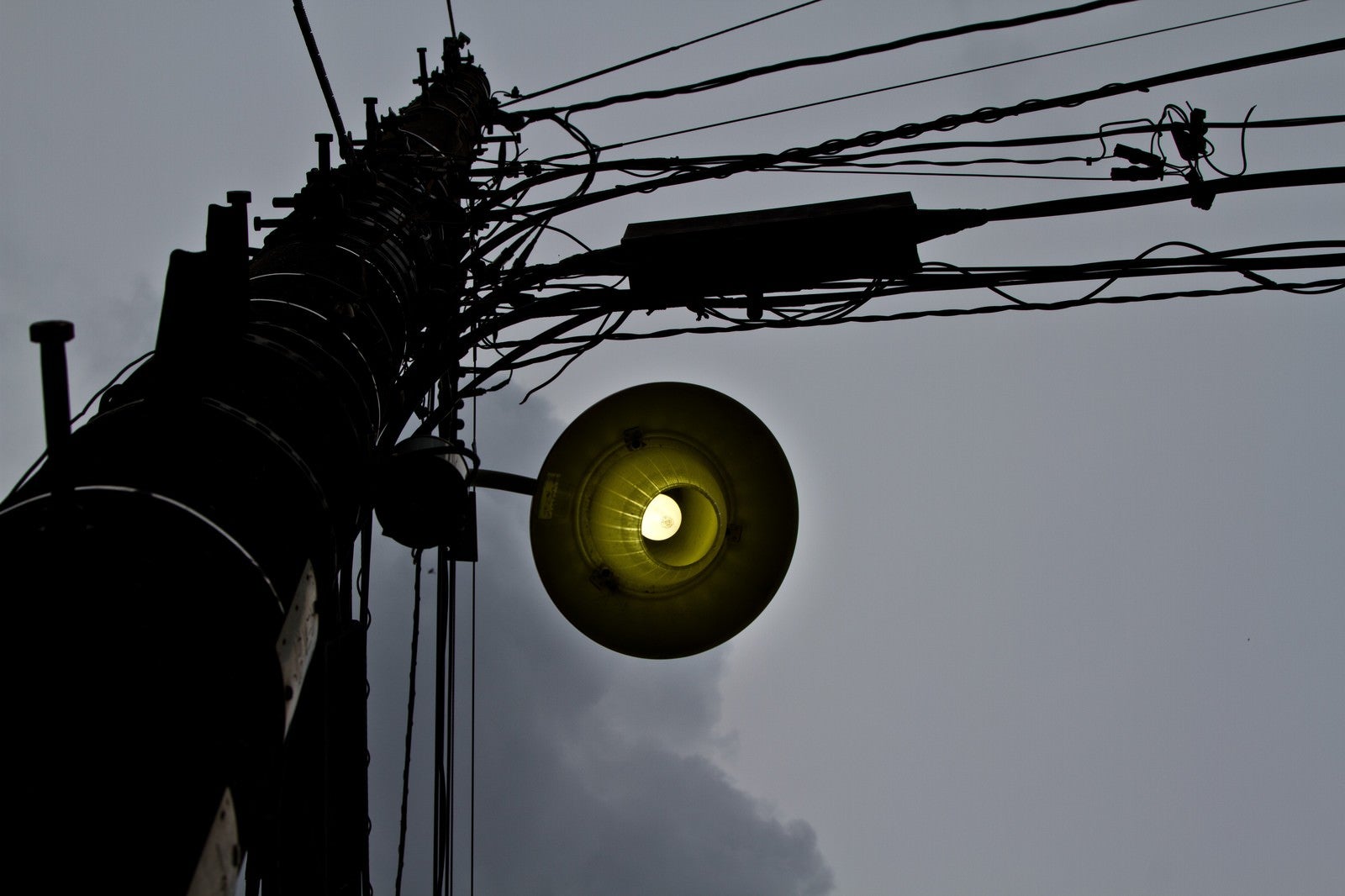 「暗い曇り空と古い電灯」の写真