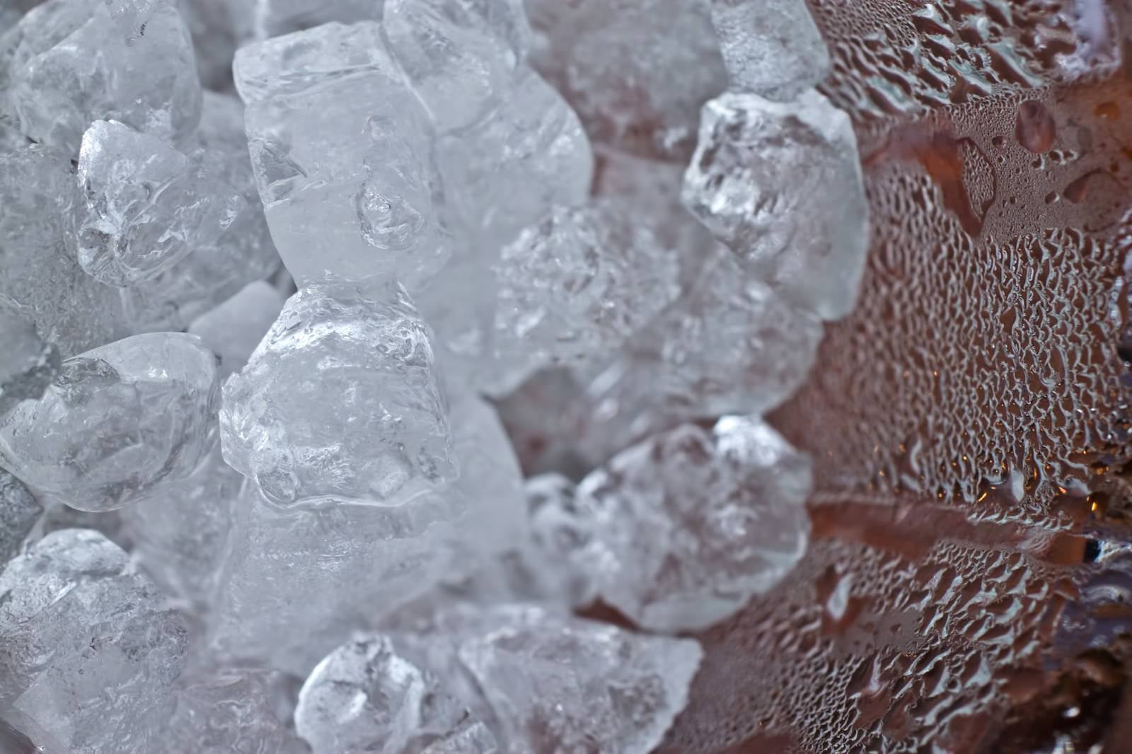 「グラスの中の氷と水滴」の写真