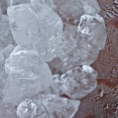 グラスの中の氷と水滴の写真