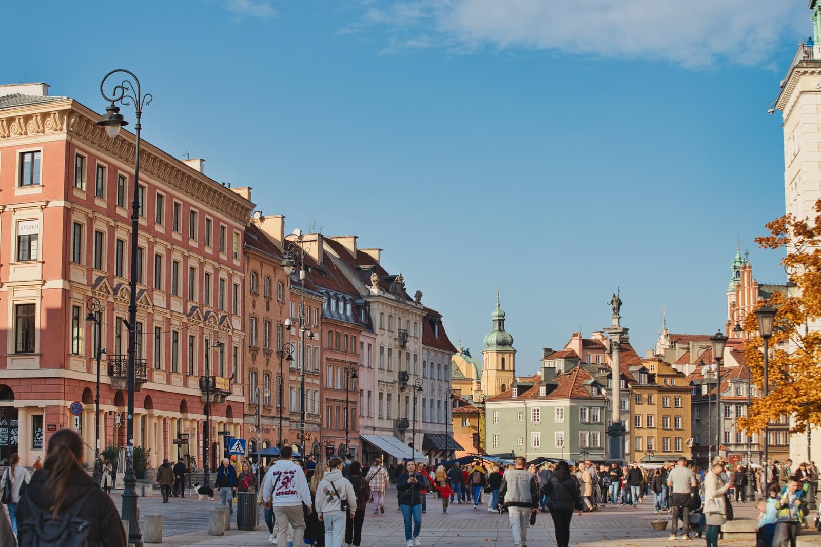 ポーランド・ワルシャワの旧市街広場に集まる観光客と周囲の歴史的建造物