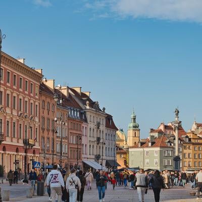 ワルシャワの旧市街マーケットプレイスに集う観光客（ポーランド）の写真