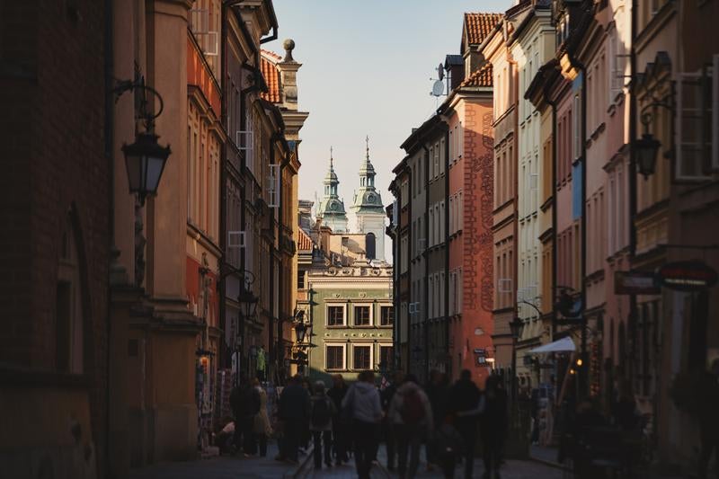 歴史が息づくワルシャワ旧市街地の路地裏を歩く