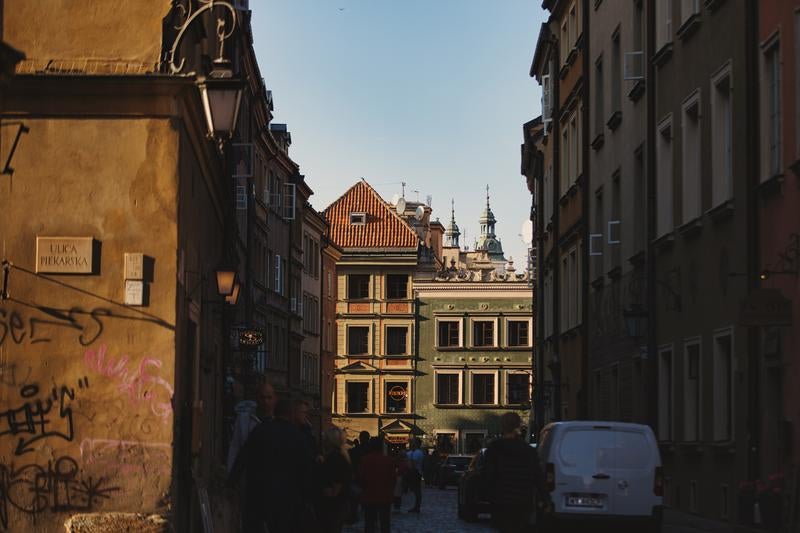 夕日に照らされるワルシャワ古都の路地裏と歴史的建造物