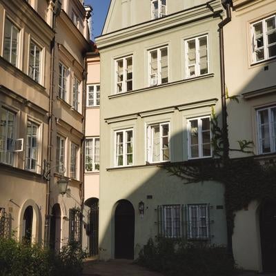 ワルシャワの旧市街地に響く午後の光と影、歴史ある建物の路地裏の写真