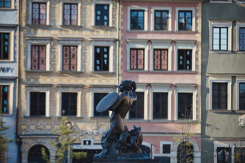 ワルシャワ旧市街広場の人魚像と歴史的建築