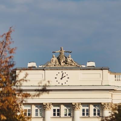 屋上に設置された時計台と彫像（ワルシャワ）の写真