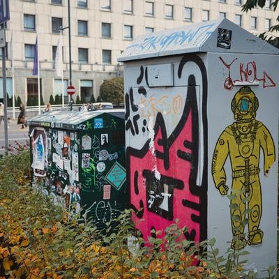 ワルシャワの配電盤に描かれたカラフルなストリートアートの写真