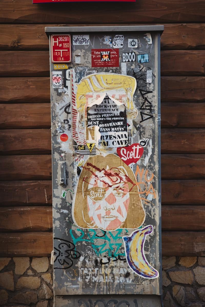 ワルシャワの路地裏の配電盤にグラフィティやステッカーで描かれた落書きアート