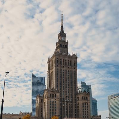 秋のワルシャワ、文化科学宮殿と黄金色に染まるランドークタワーの写真