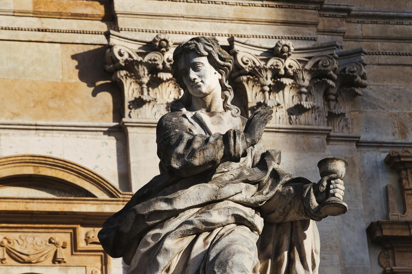 ワルシャワの教会建築に施された、祈りの姿勢をとる天使の石像彫刻