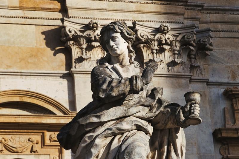 厳かな祈りを捧げるキューピッドの石像、ワルシャワの教会建築装飾