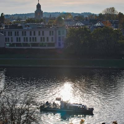 黄金色の季節を彩る水辺のクルージング（クラクフ）の写真
