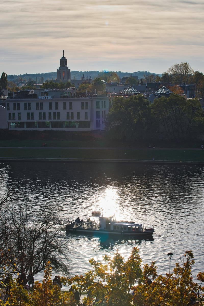 秋色に染まるクラクフの川辺でクルージング
