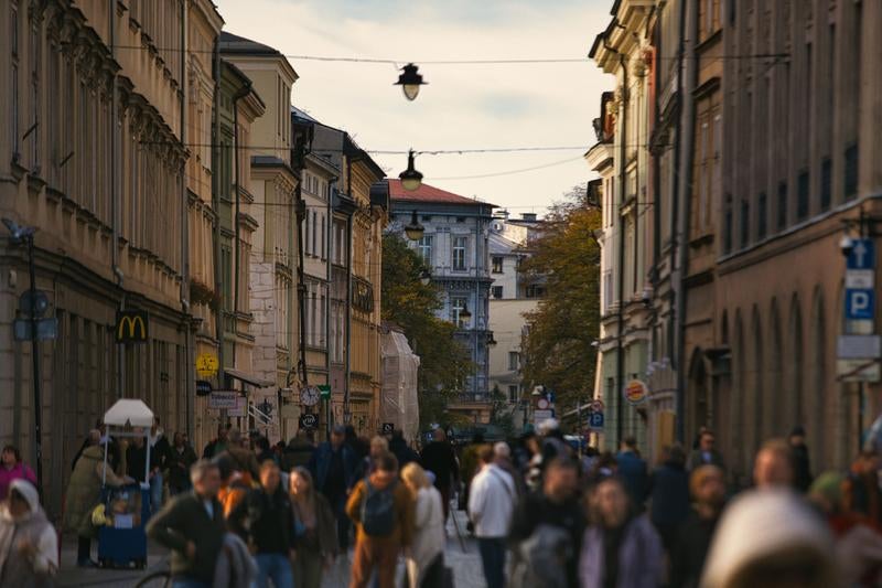 クラシックな建築と現代の賑わいが交差するクラクフの通り