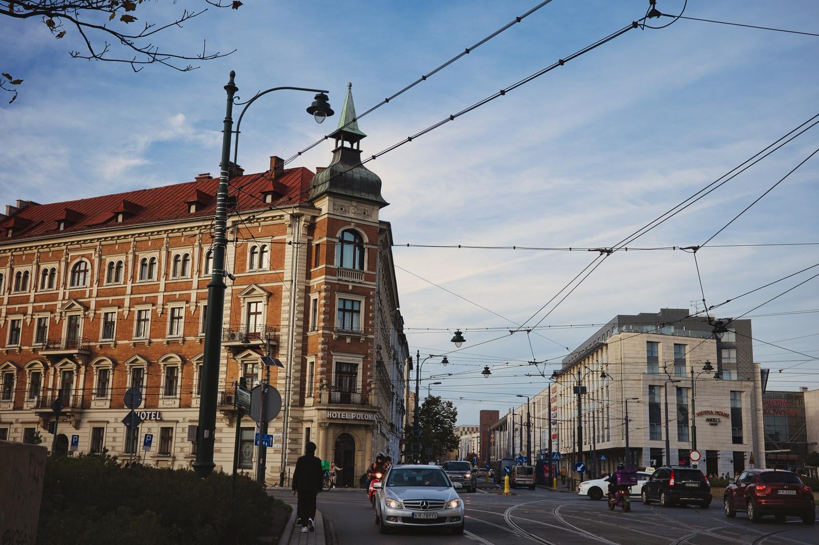 赤レンガのホテルポロニアと架線が交錯するクラクフの街