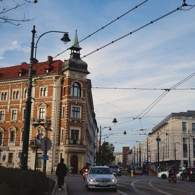 電車架線が交錯するクラクフの歴史的街並みの写真