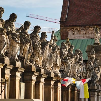 ポーランド・クラクフの教会外壁に並ぶ12使徒の石造彫像の写真
