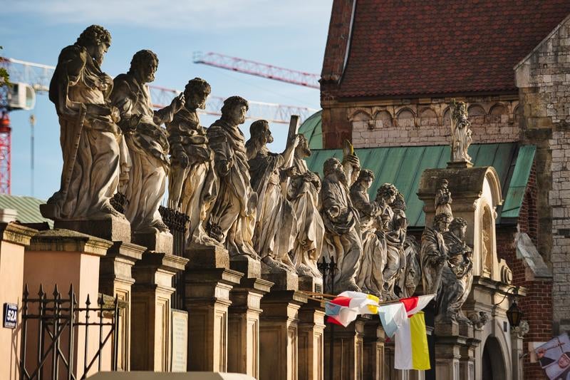 ポーランド・クラクフの教会外壁に並ぶ12使徒の石造彫像