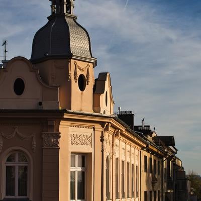 ラシカルな建築美が魅せるクラクフの街角、尖塔のある歴史建造物の写真