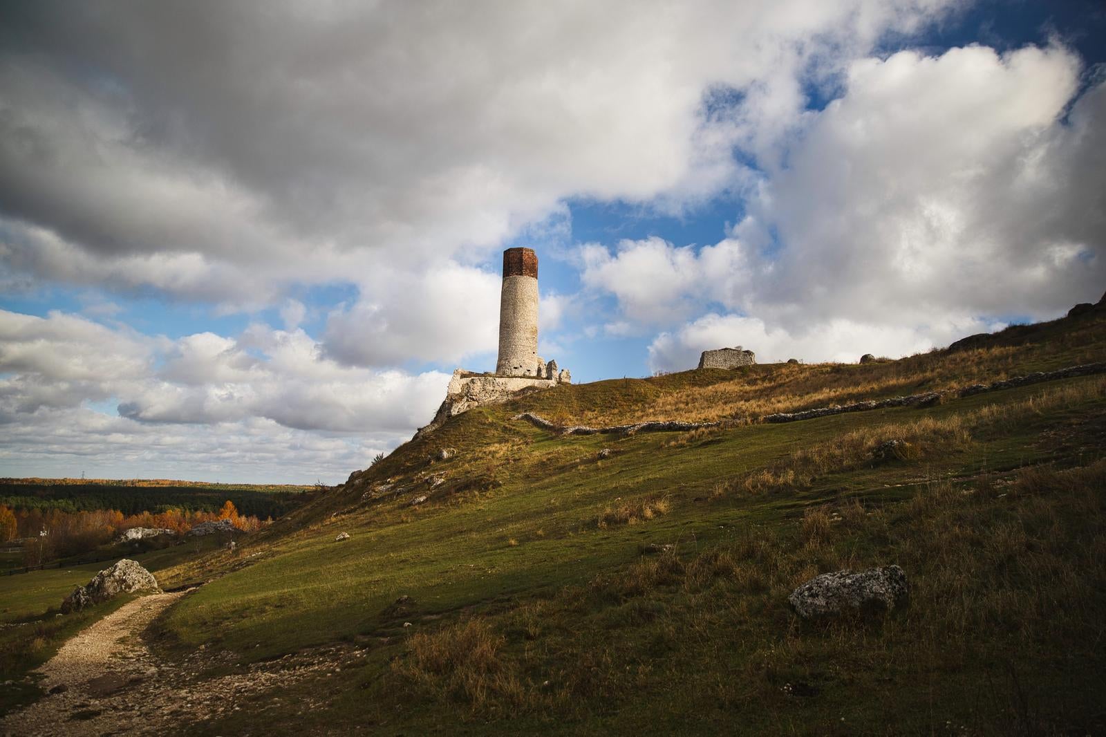 ポーランドのチェンストホバにある丘の上の古い城塔の廃墟