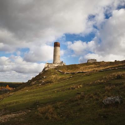 ポーランド・チェンストホバの丘陵に立つ古い城塔の遺構の写真