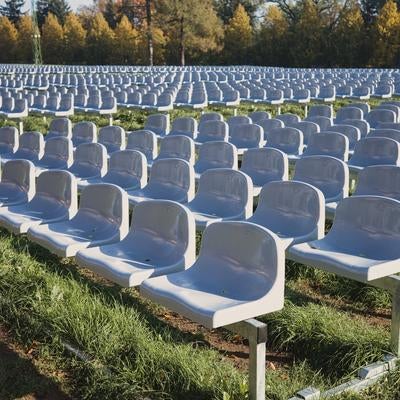 ポーランド・チェンストホバの芝生に整然と並べられた無数の白い椅子の写真