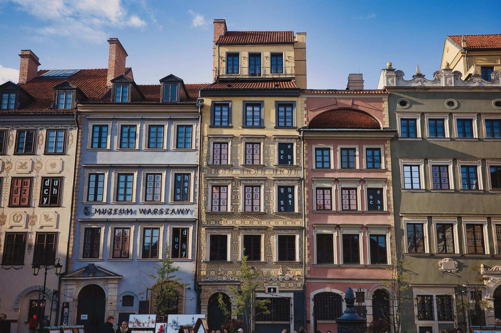 ワルシャワ旧市街の黄色、青、ピンクなどカラフルな外壁の建築物が立ち並ぶ街並み