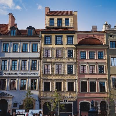 世界遺産ワルシャワ旧市街に立ち並ぶカラフルな建築物の街並みの写真