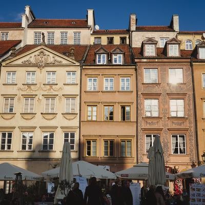 ワルシャワの旧市街広場に立ち並ぶ華やかな歴史建築の写真