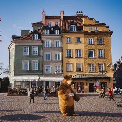 バルーンの塔や着ぐるみで賑わうワルシャワの広場の写真