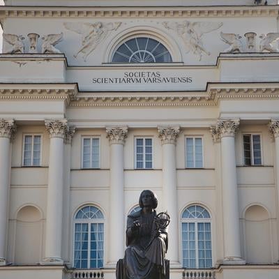 コペルニクス像が彩る荘厳なファサードの写真