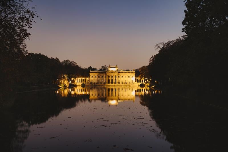 水鏡に映るライトアップされたワルシャワのワジェンキ宮殿