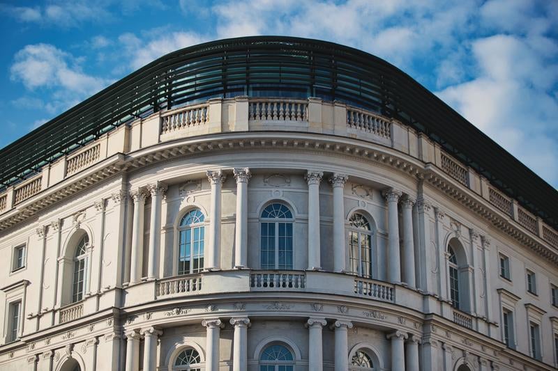 ワルシャワ旧市街の歴史的建築物、曲線的なルーフトップと白い古典柱廊