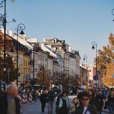 レトロな街灯が並ぶワルシャワの旧市街通りの写真