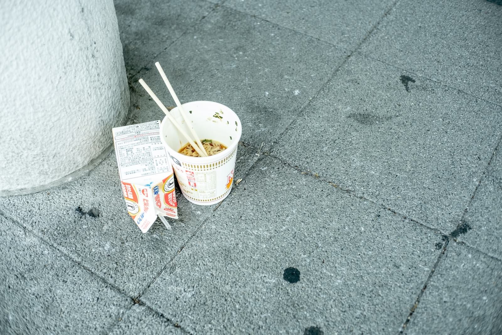 「食べ捨てられたカップ麺」の写真