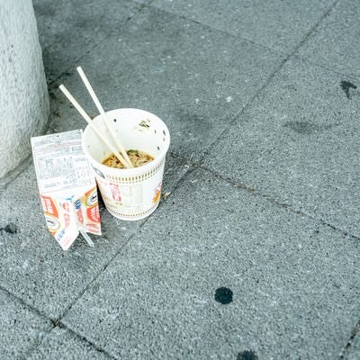 食べ捨てられたカップ麺の写真