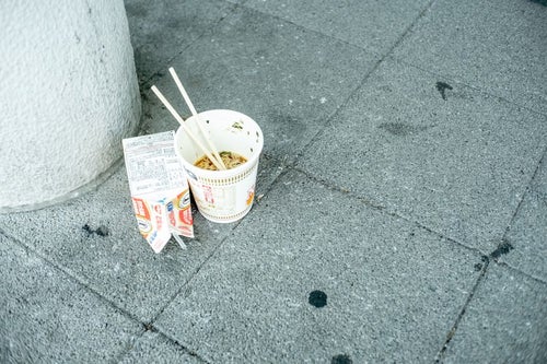 食べ捨てられたカップ麺の写真
