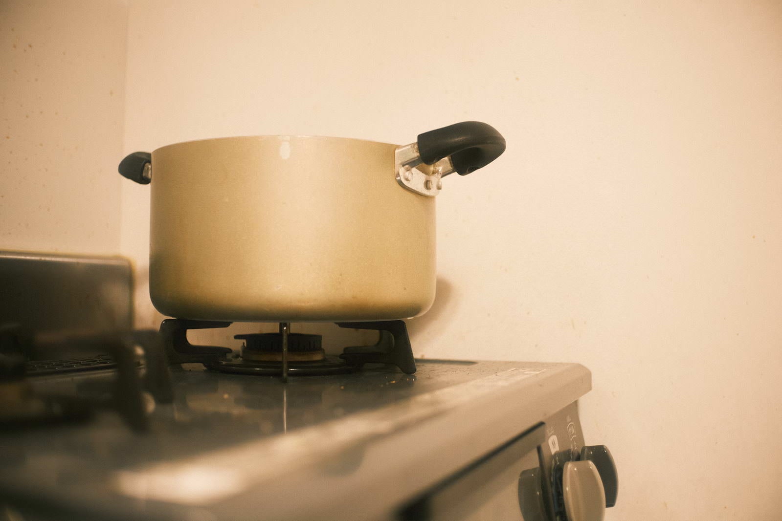 「ガスコンロに置かれた鍋」の写真
