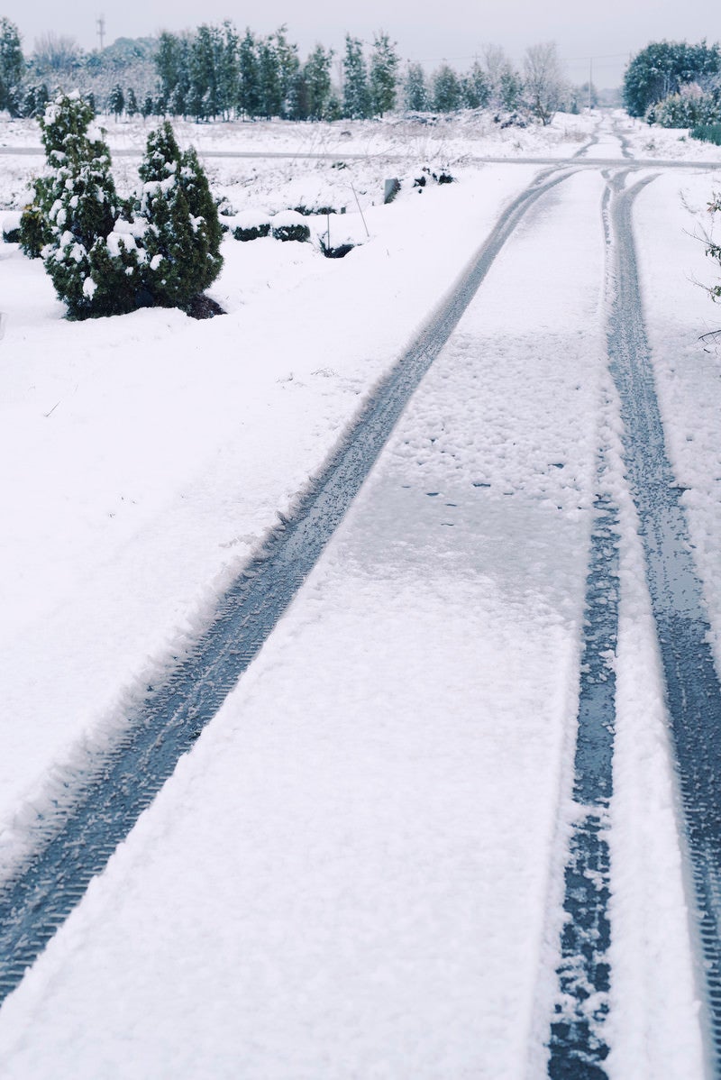「雪に包まれた農道」の写真