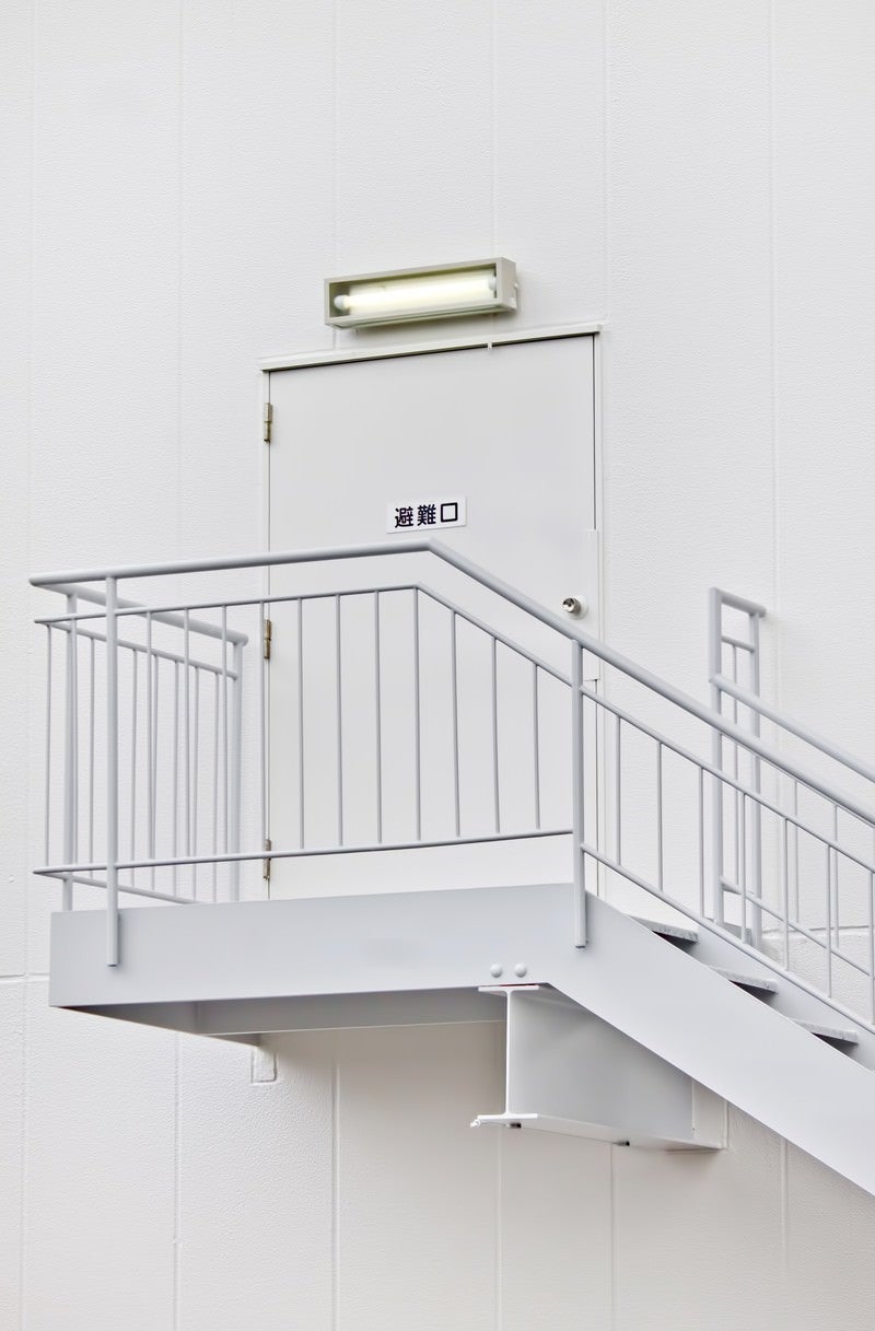 「真っ白な避難口と階段」の写真