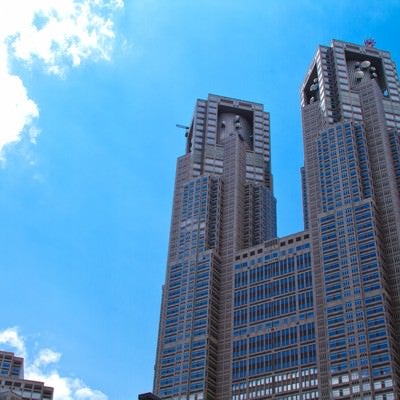 良く晴れた青空と東京都庁の写真