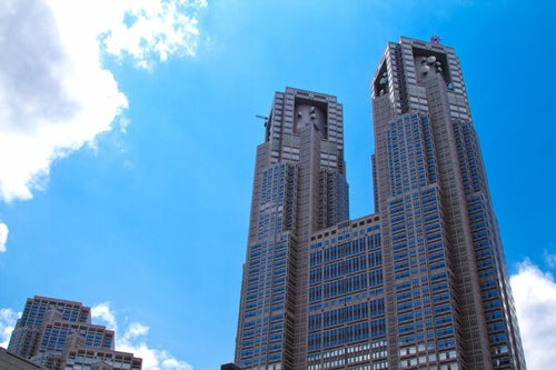 良く晴れた青空と東京都庁の写真