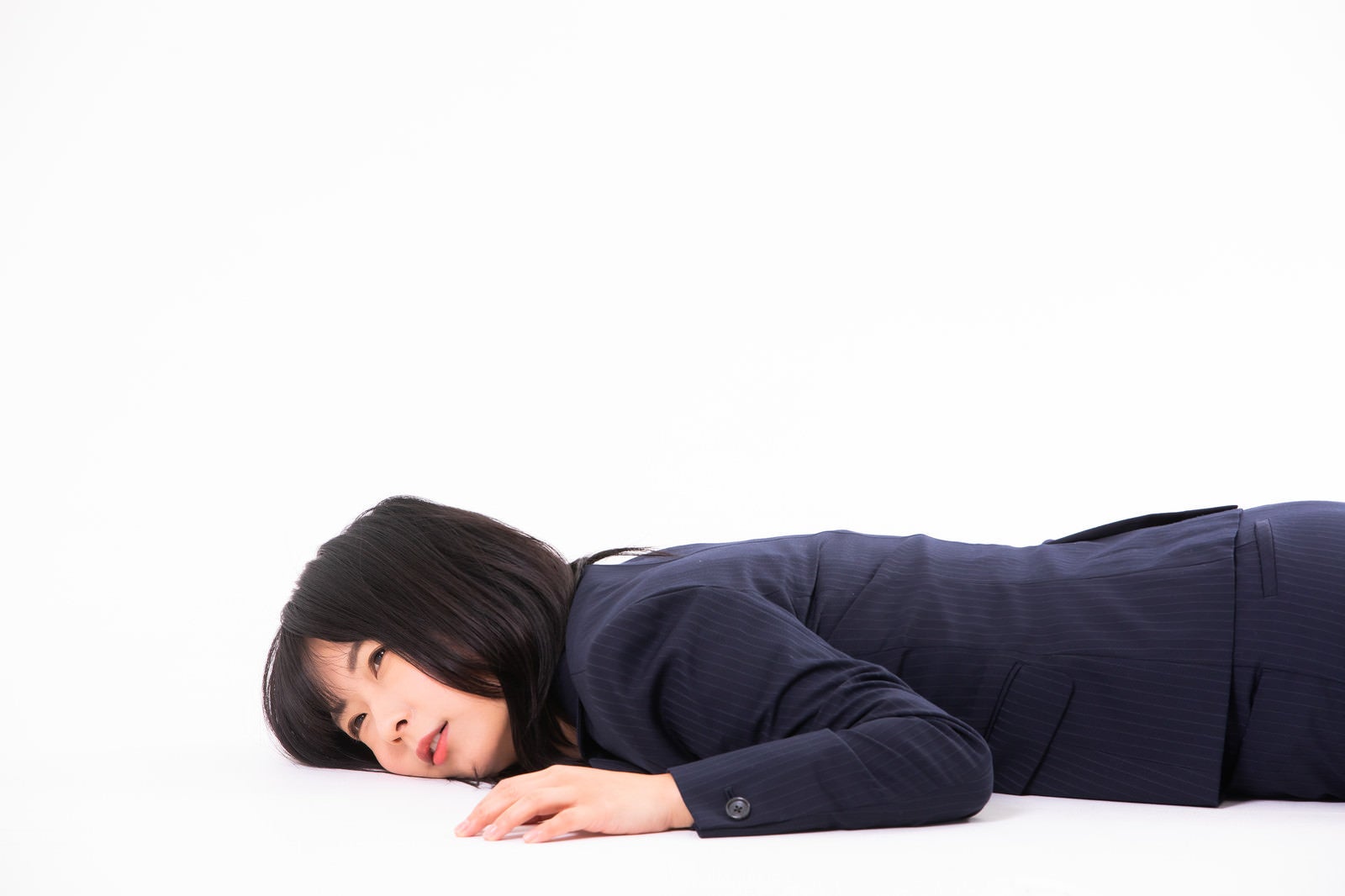 「過労で倒れる女性社員」の写真［モデル：にゃるる］
