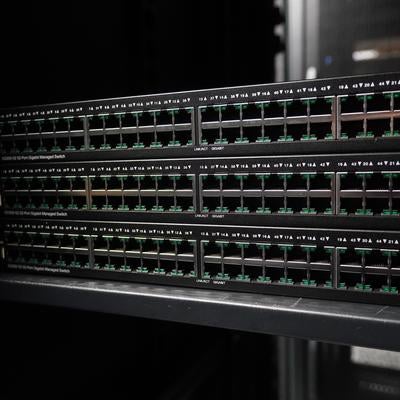 ラックにマウントされたCiscoのネットワークスイッチの写真