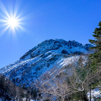 快晴の青空の下の日光白根山山頂方面の写真